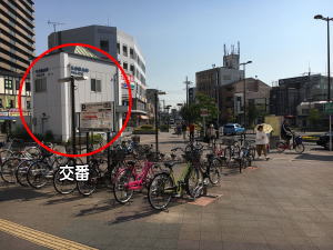 駅を出て、左手交番方向に進んでいきます。